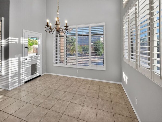 Building Photo - Charming 4 Bedrooms/ 3.5 Bath Home in Desirable Fox Crossing!!