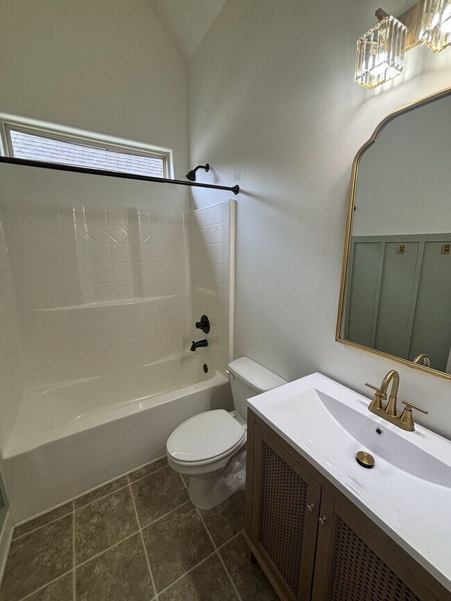 Building Photo - 3 Bed 2 Bath Home In Westover With A 2 Car Garage