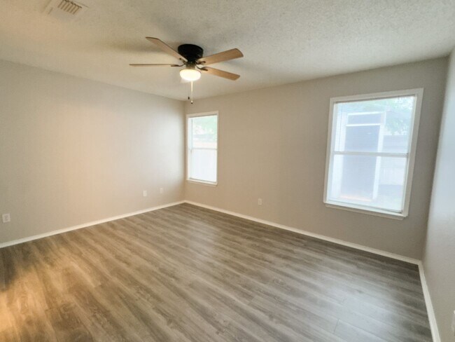 Building Photo - 3 Bed, 2 Bath Ft Worth Home in Burleson IS...