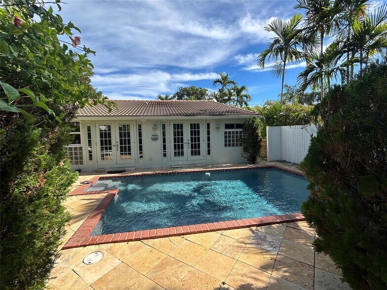 Building Photo - 609 NE 9th Ave