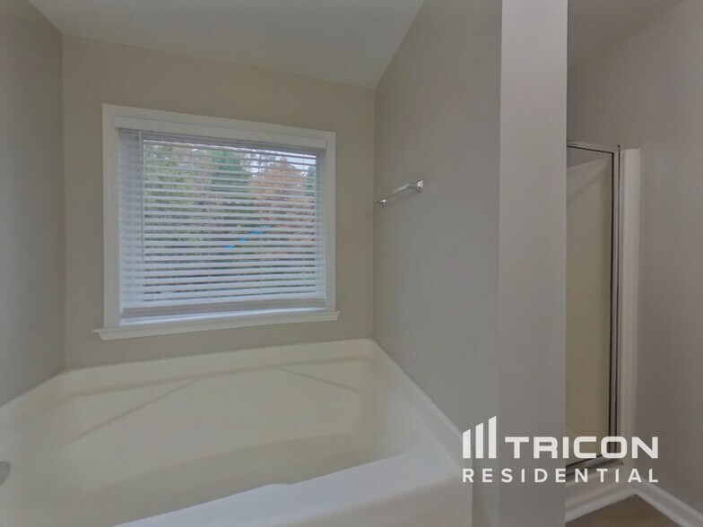 Building Photo - 8122 Valley Ridge Dr