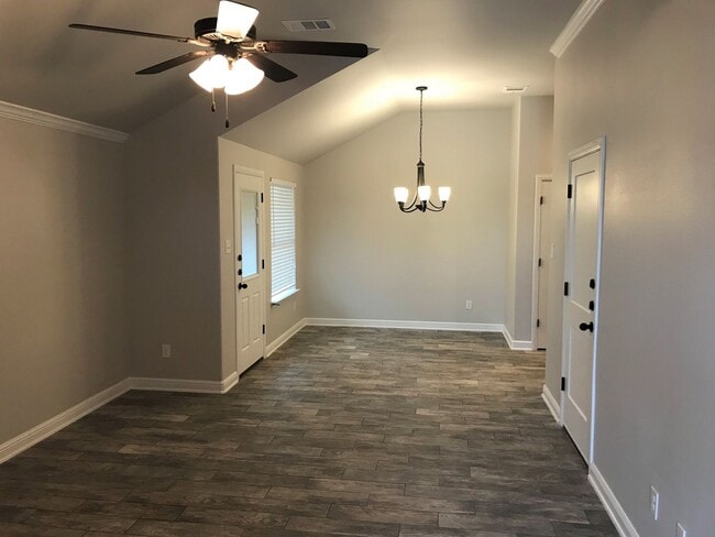 Building Photo - Spacious 3 Bed / 2 Bath Duplex in Trimmier...