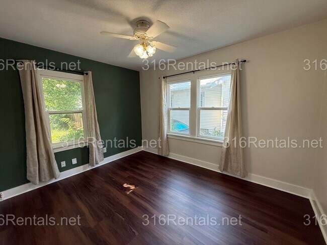 Building Photo - $1100 - 2 bedroom/ 1 bathroom - Gorgeous Single Family Home