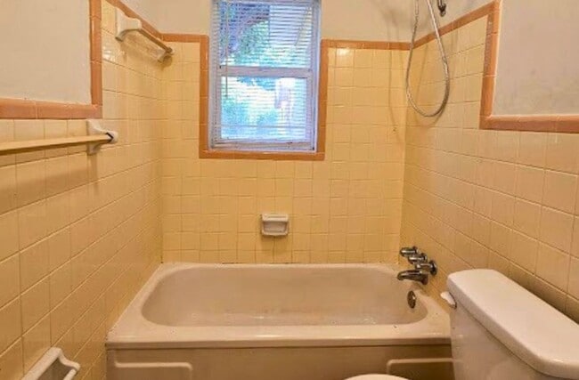 Building Photo - 3 Bedroom, 1 Bath House for rent in Lakeland *Move-In Special*