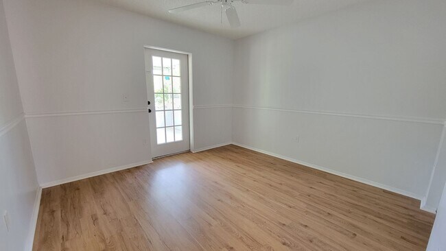 Building Photo - Fantastic 3 Bed/ 2 bath + Den ~ UTC Distri...