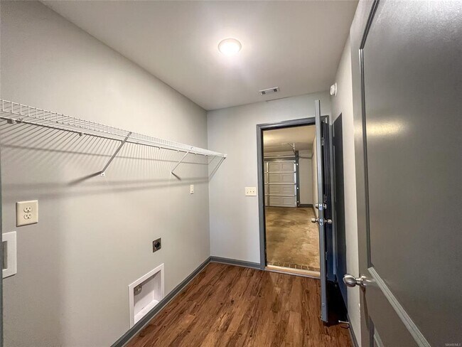 Building Photo - 583 Sunset Dr