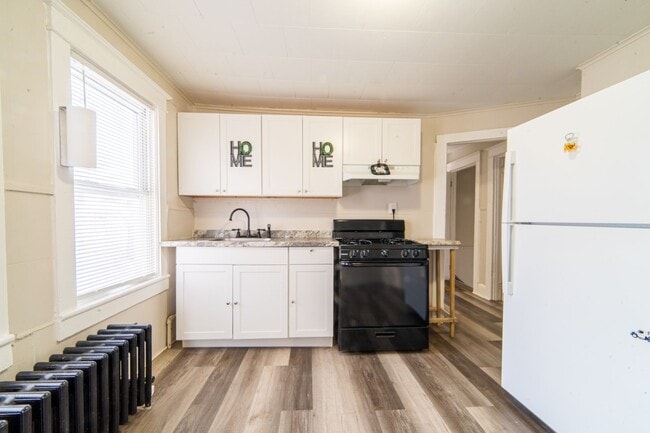 Building Photo - 817 E Pear St