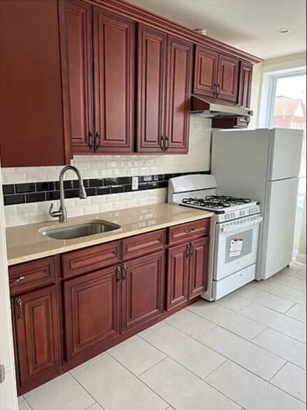 Building Photo - 674 Bleecker St