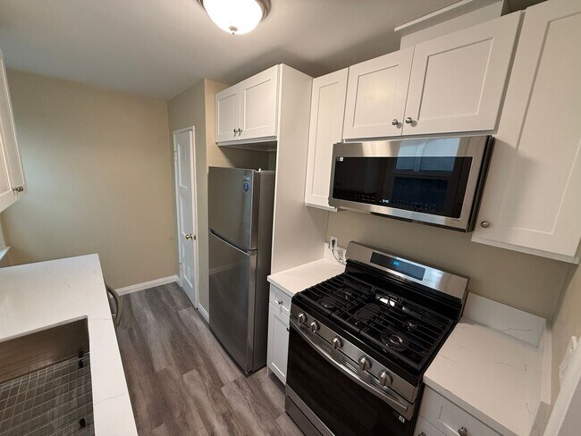 Building Photo - Charming One-Bedroom Apartment | South of the Blvd – Sherman Oaks