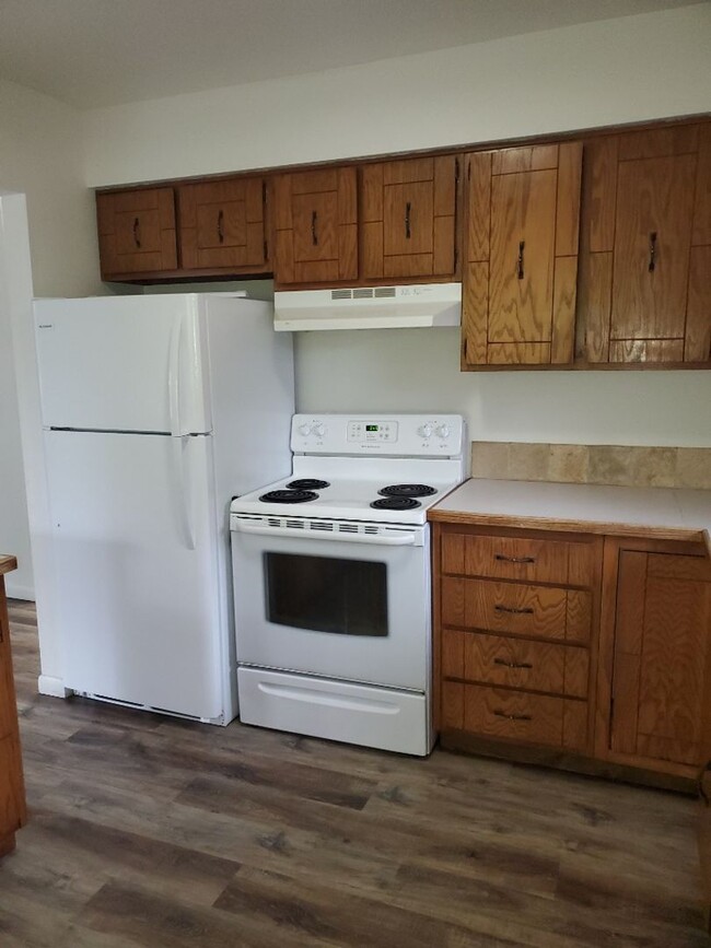 Building Photo - STUDENTS WELCOME! 4 Bed 2 Bath Single Fami...