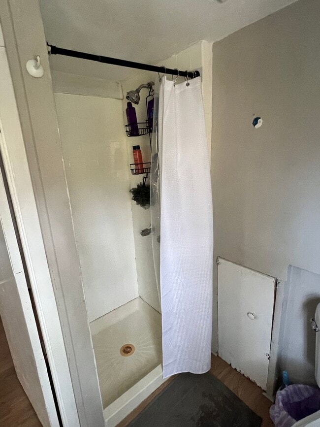 Building Photo - Pennington Rd, Ewing, NJ – 6BR / 2BA. Large single-family home near TCNJ with spacious driveway