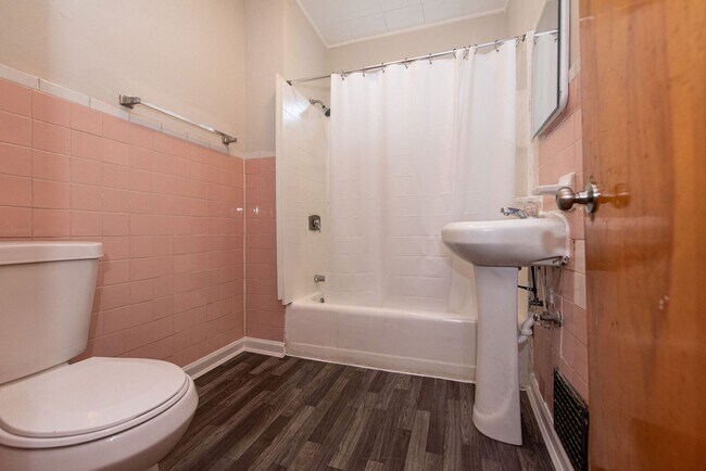Building Photo - COVEDALE - Charming 3 bed apt, upstairs of...