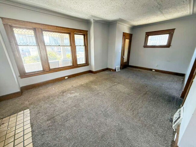 Building Photo - 4 BED 1 BATH SINGLE FAMILY HOME IN CLEVELAND!