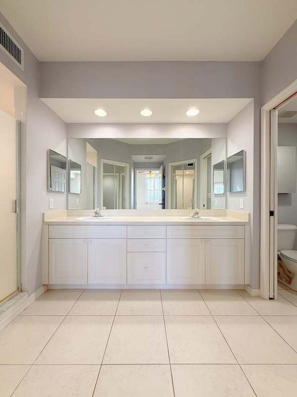 Building Photo - 1200 Country Club Dr