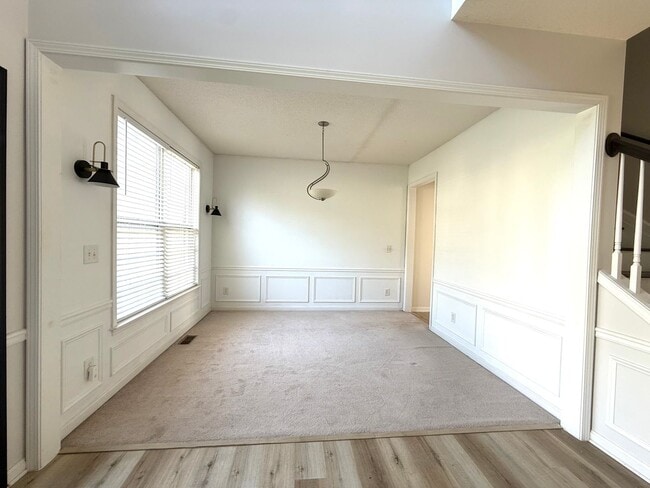 Building Photo - LOCATION!  Close to the outlet Malls and D...