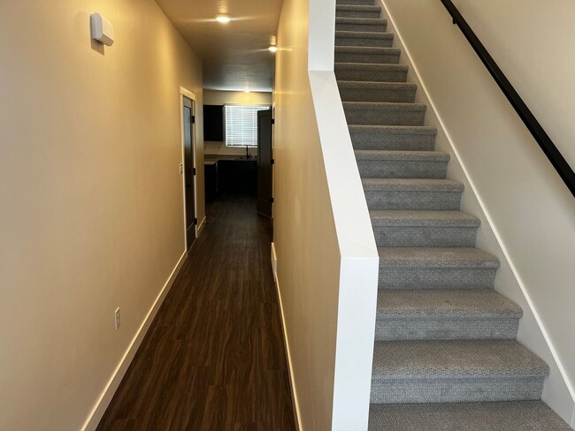Building Photo - GET $1000 OFF THE FIRST MONTHS RENT!!!