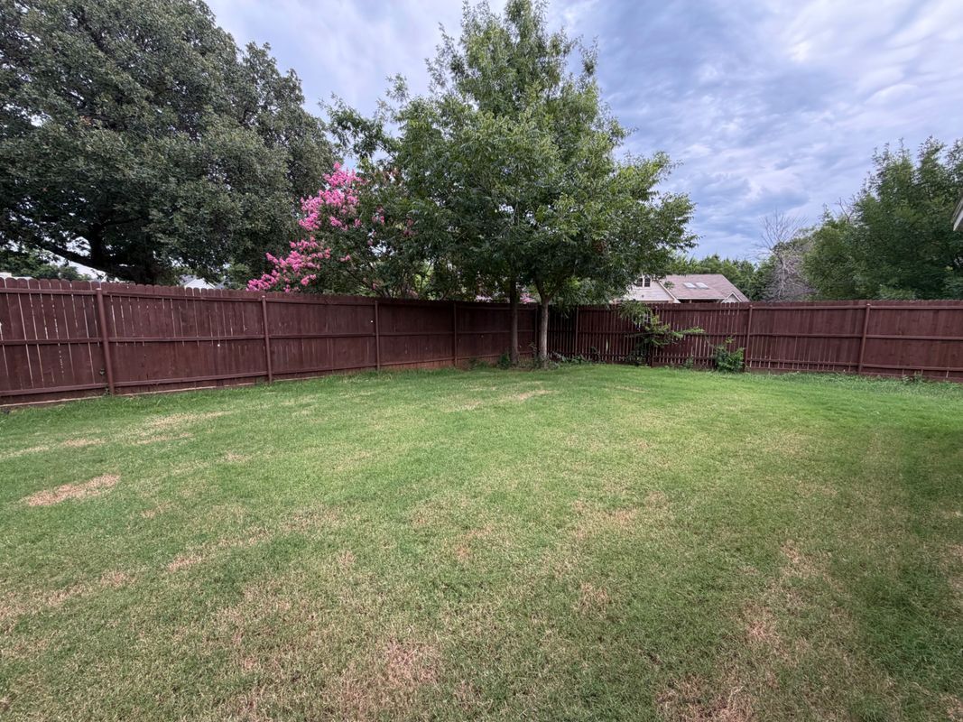 Building Photo - 3308 Meadowview Dr