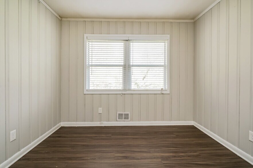 Building Photo - 640 Oakdale Dr