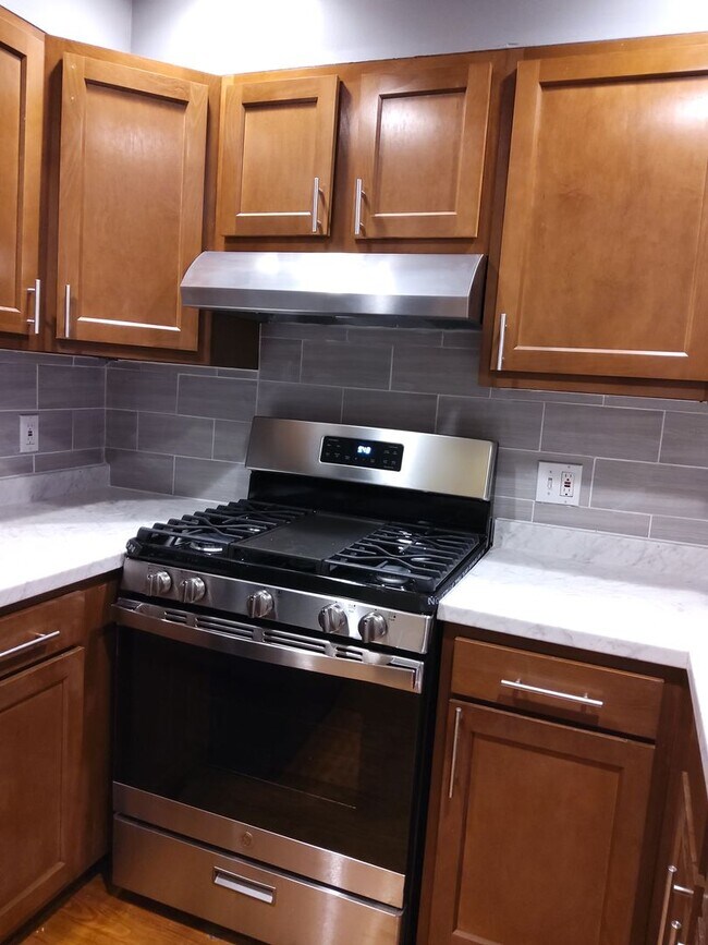 Building Photo - Beautiful Two Level Two Bedroom with Two Baths in Historic Mt Vernon Ready to Move In