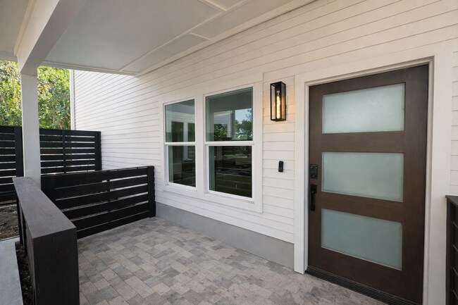 Building Photo - High-End New Construction Townhome Walk to UT!