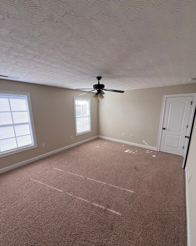 Building Photo - 4 Bdrm, 2 Bath, 2 Car Garage