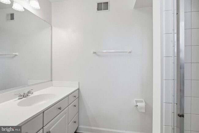 Building Photo - 1817 Fallbrook Ln