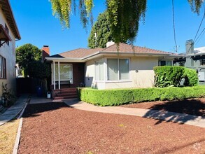 Building Photo - 3 bedroom house with bonus room and garage...