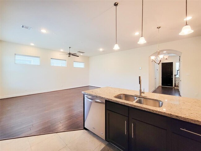 Building Photo - 1815 Crestdale Dr