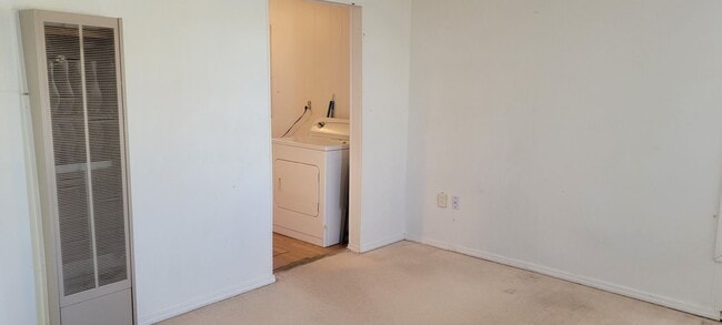 Building Photo - HOME LOCATED NEAR COLLEGE