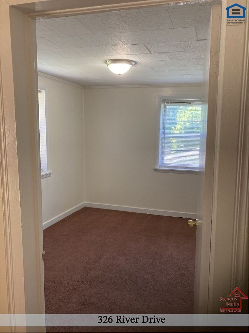 Building Photo - 326 River Dr