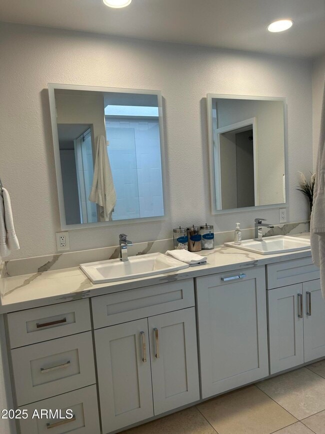 Building Photo - 7760 E Gainey Ranch Rd