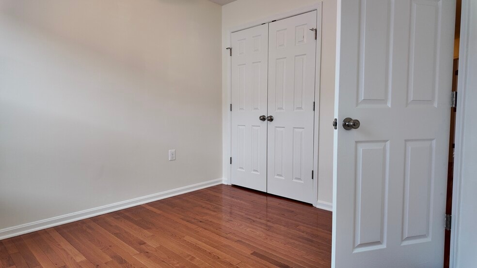 Side bedroom 1 - 4094 Fountainside Ln