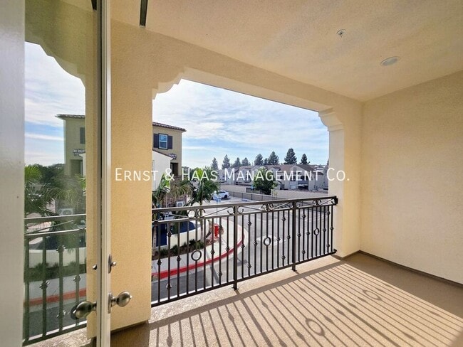 Building Photo - 2420 E Lincoln Ave