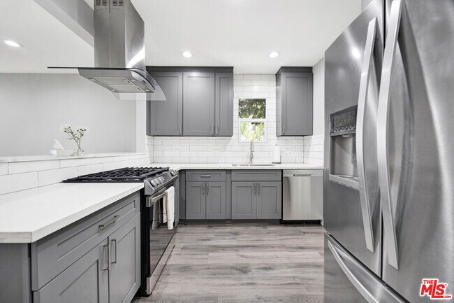 Building Photo - 201 E 91st St