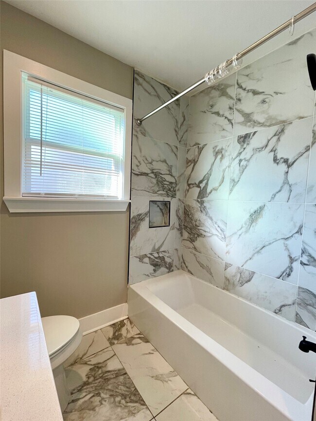 Building Photo - 4504 Kingsbury St