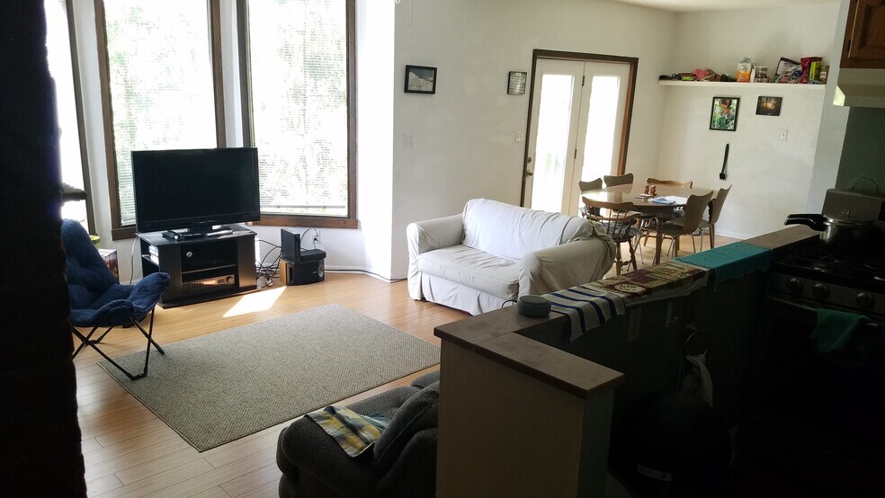 Living Room / Dining Room View - 721 Ivy St