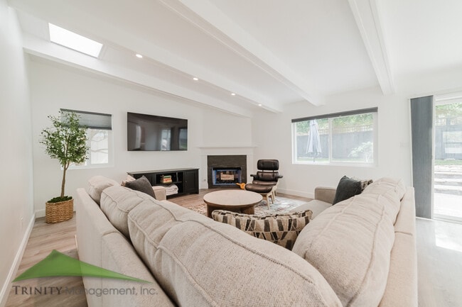 Building Photo - 341 N Sierra Ave