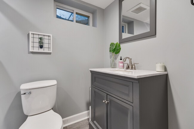 Building Photo - 328 S 14th St