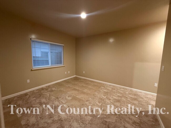 Building Photo - 613 Archer St