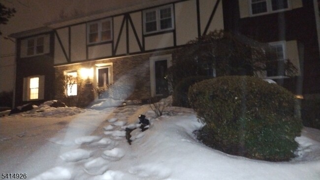 Building Photo - 822 Pompton Ave