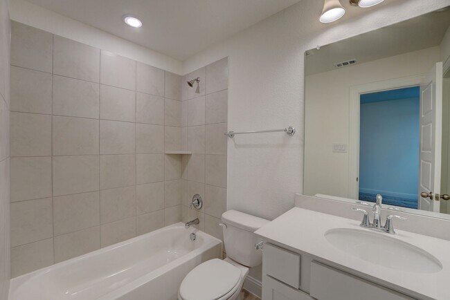 Building Photo - Must See 5 Bed 4.5 Bath in Northlake