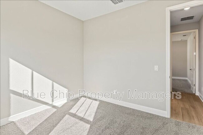 Building Photo - 1229 Pampus Dr