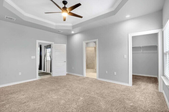 Building Photo - 5983 Midcrown Dr