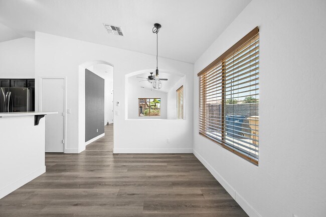 Building Photo - 22994 W Solano Dr