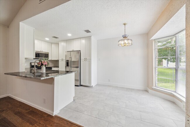 Building Photo - 5359 Little John Ln