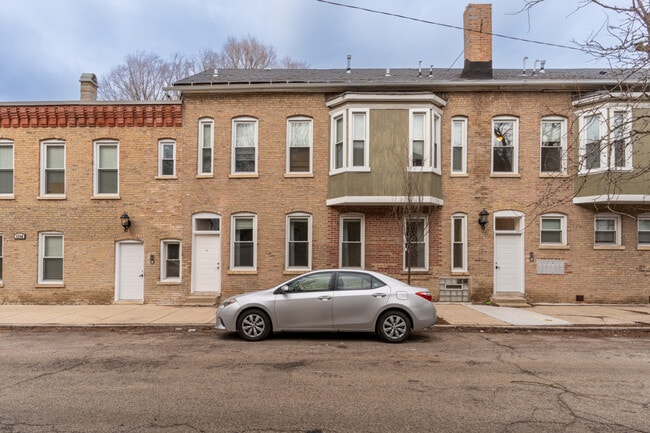 Building Photo - 846 N Hermitage Ave