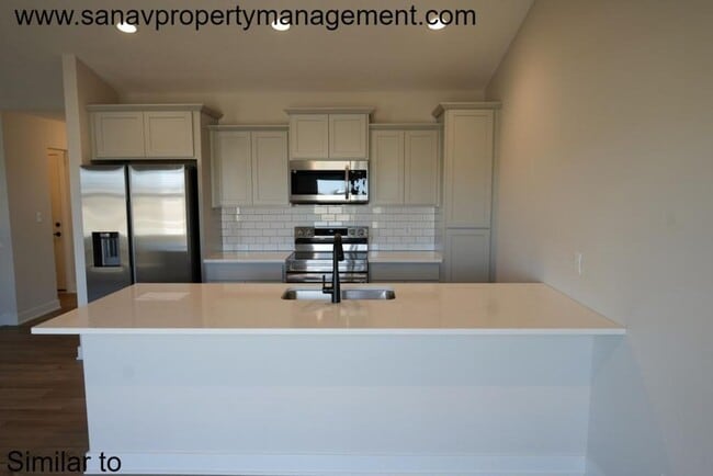 Building Photo - Discover Modern Elegance in West Des Moines