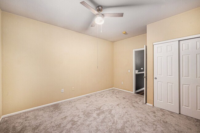 Building Photo - Single room for rent in the heart of Heather Ridge