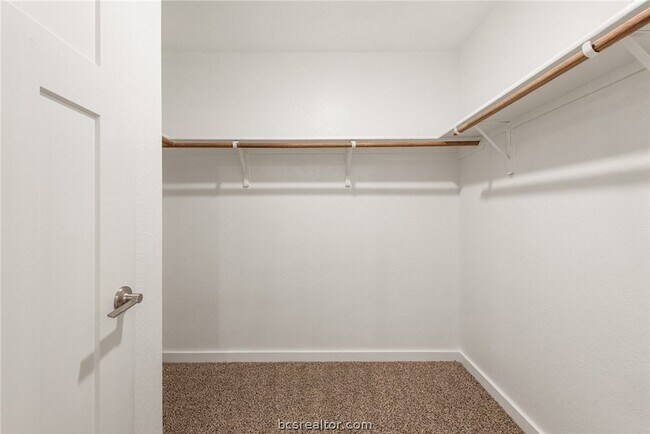 Building Photo - 918 Kickapoo Ln