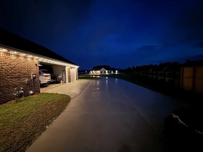 Building Photo - 300 N Rayleigh Dr